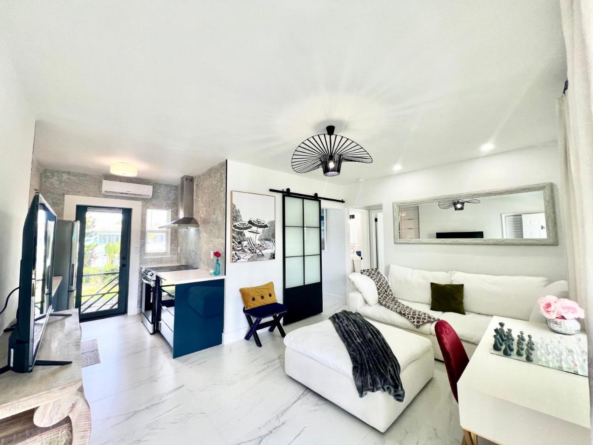 3 Seasons At The Carrington 3 Separate 2 Bedroom 1 Bathroom Apartments And A 3 Bedroom 2 Bathroom Villa Miami Esterno foto