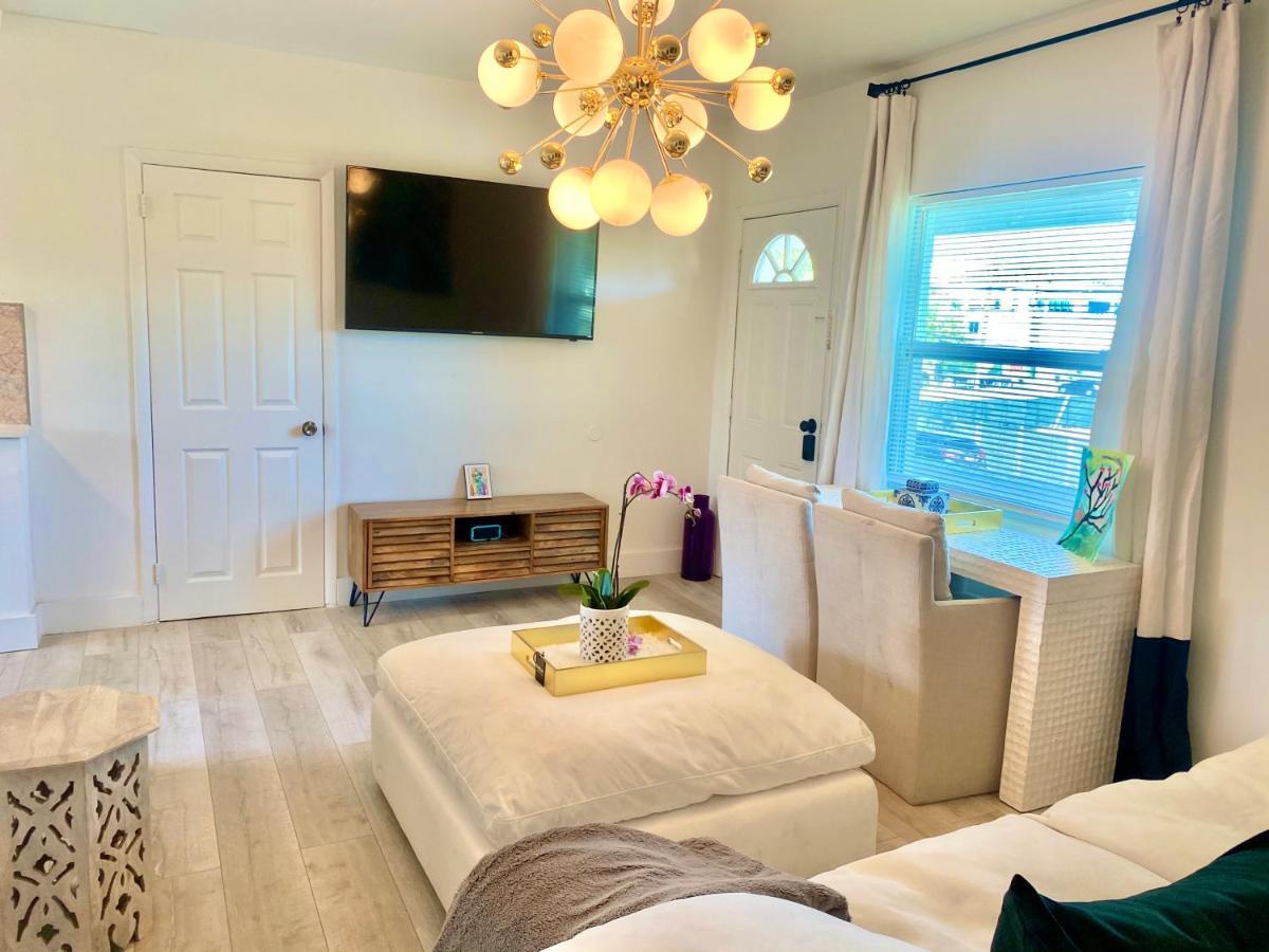3 Seasons At The Carrington 3 Separate 2 Bedroom 1 Bathroom Apartments And A 3 Bedroom 2 Bathroom Villa Miami Esterno foto
