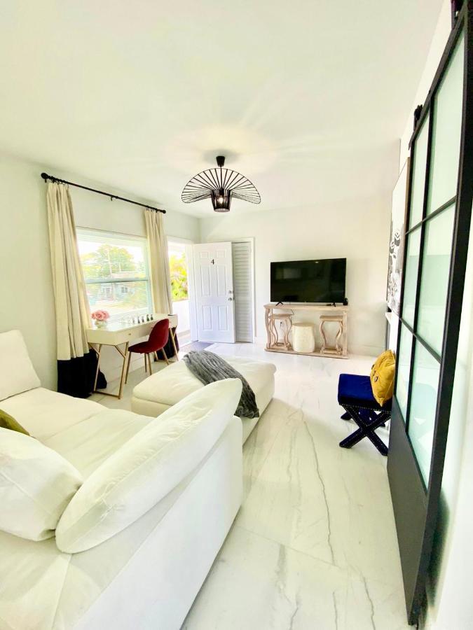3 Seasons At The Carrington 3 Separate 2 Bedroom 1 Bathroom Apartments And A 3 Bedroom 2 Bathroom Villa Miami Esterno foto