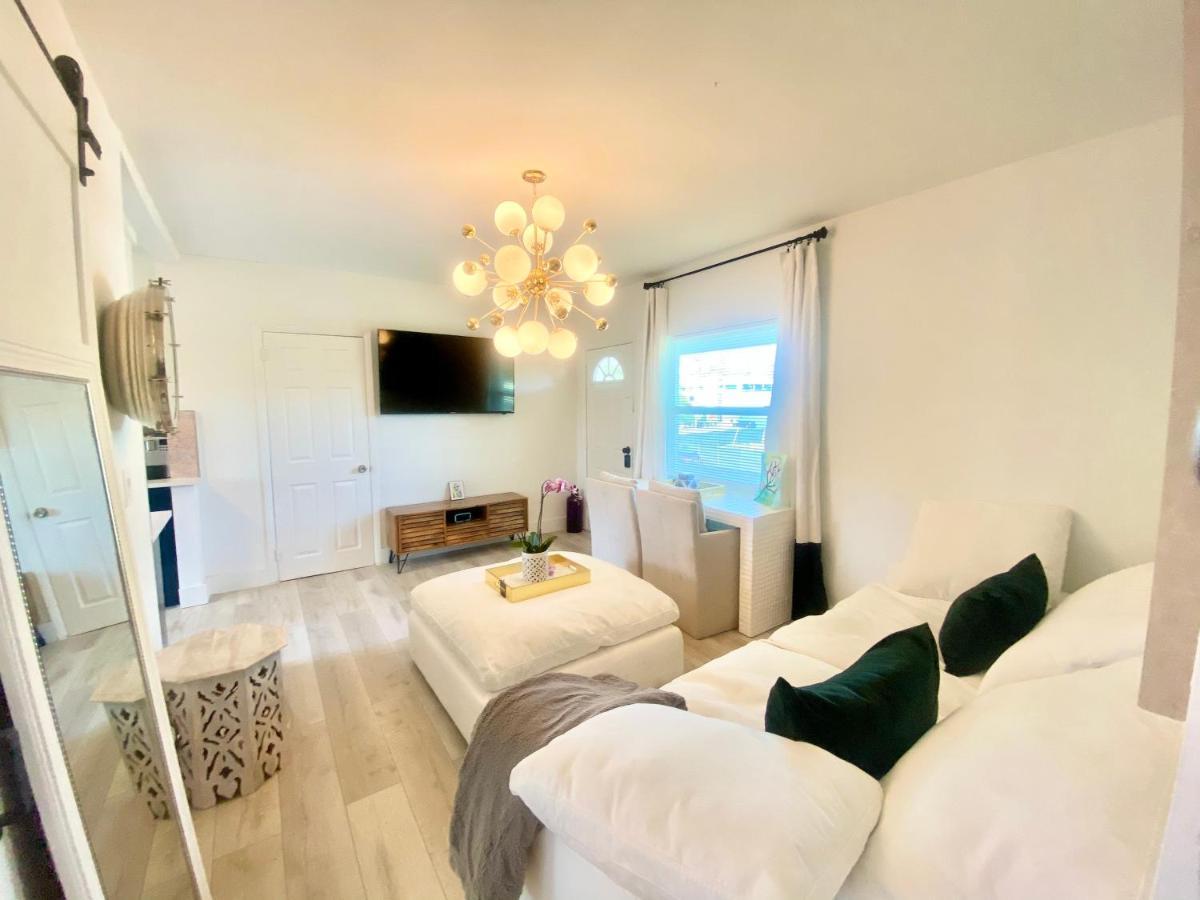 3 Seasons At The Carrington 3 Separate 2 Bedroom 1 Bathroom Apartments And A 3 Bedroom 2 Bathroom Villa Miami Esterno foto