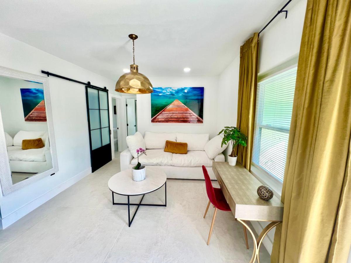 3 Seasons At The Carrington 3 Separate 2 Bedroom 1 Bathroom Apartments And A 3 Bedroom 2 Bathroom Villa Miami Esterno foto