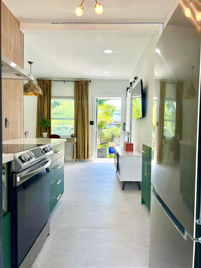 3 Seasons At The Carrington 3 Separate 2 Bedroom 1 Bathroom Apartments And A 3 Bedroom 2 Bathroom Villa Miami Esterno foto