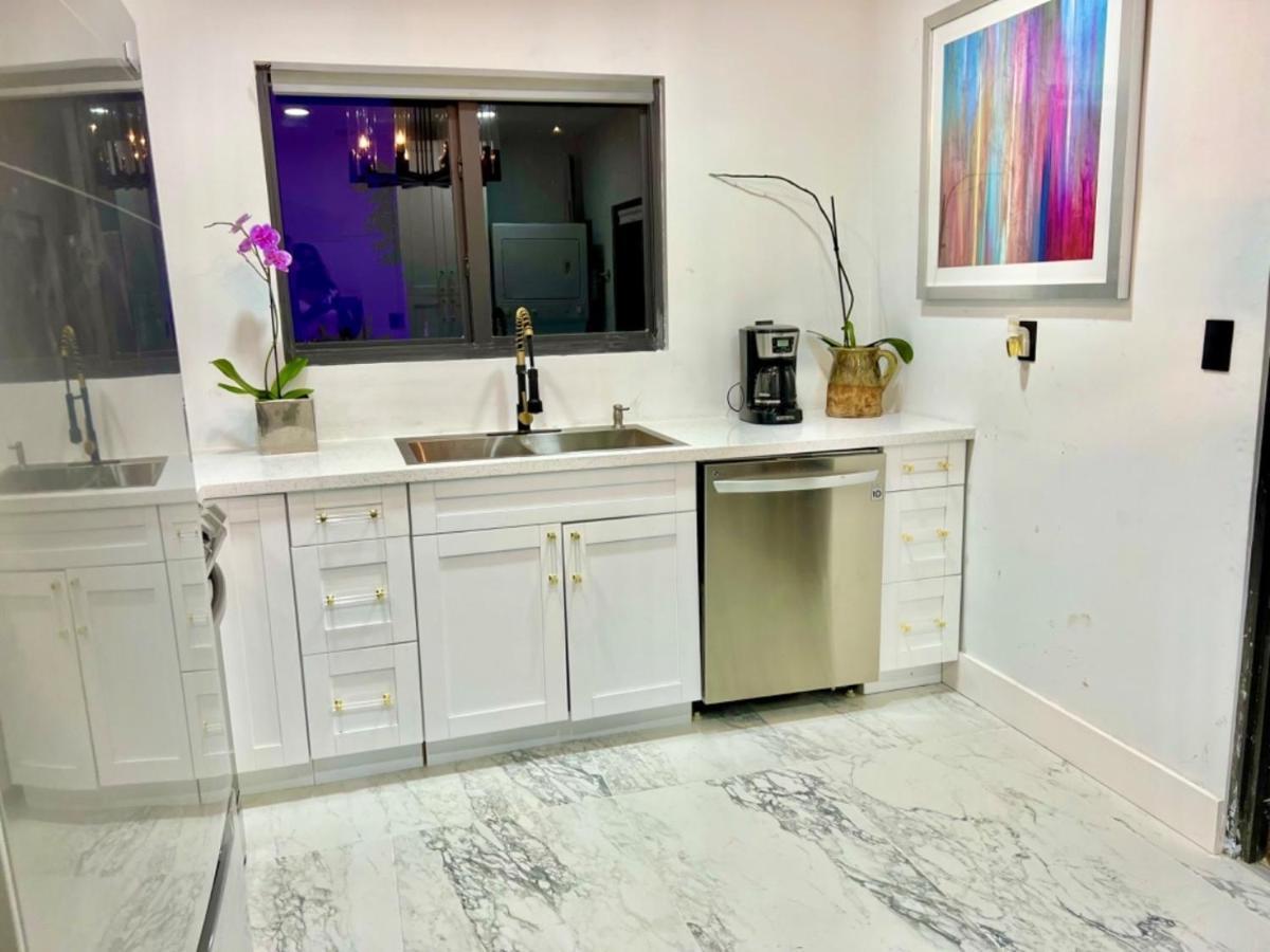 3 Seasons At The Carrington 3 Separate 2 Bedroom 1 Bathroom Apartments And A 3 Bedroom 2 Bathroom Villa Miami Esterno foto