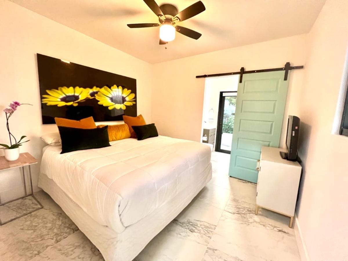 3 Seasons At The Carrington 3 Separate 2 Bedroom 1 Bathroom Apartments And A 3 Bedroom 2 Bathroom Villa Miami Esterno foto