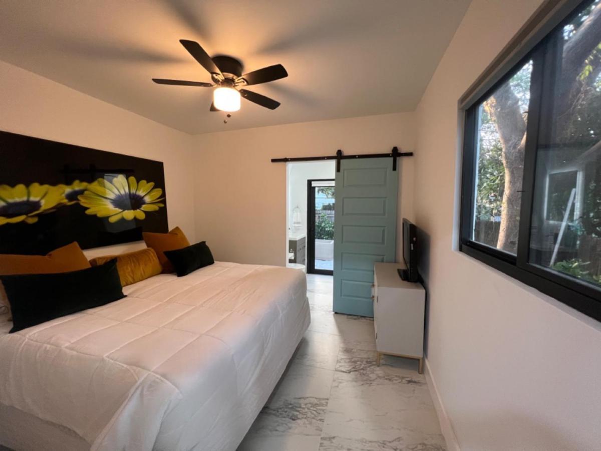 3 Seasons At The Carrington 3 Separate 2 Bedroom 1 Bathroom Apartments And A 3 Bedroom 2 Bathroom Villa Miami Esterno foto
