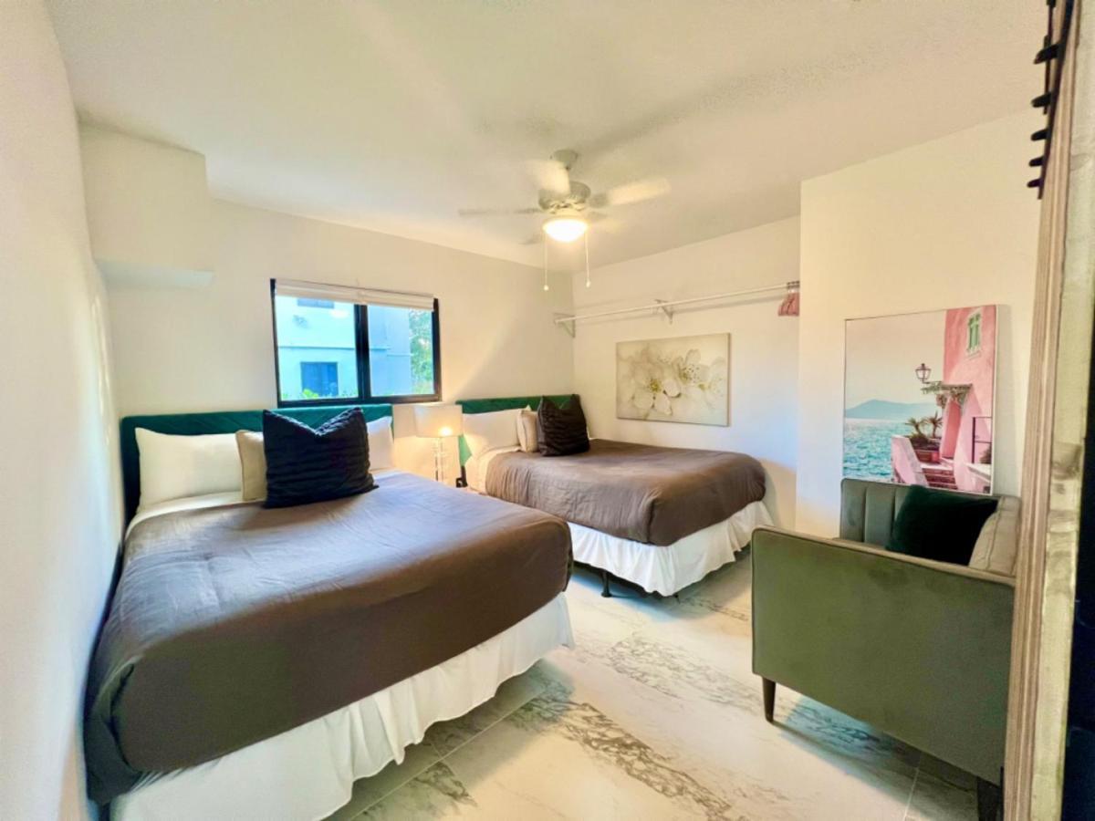 3 Seasons At The Carrington 3 Separate 2 Bedroom 1 Bathroom Apartments And A 3 Bedroom 2 Bathroom Villa Miami Esterno foto