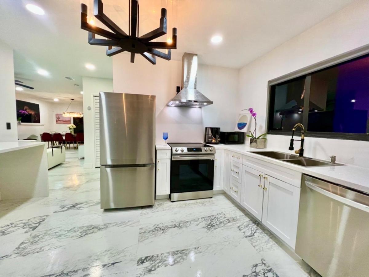 3 Seasons At The Carrington 3 Separate 2 Bedroom 1 Bathroom Apartments And A 3 Bedroom 2 Bathroom Villa Miami Esterno foto