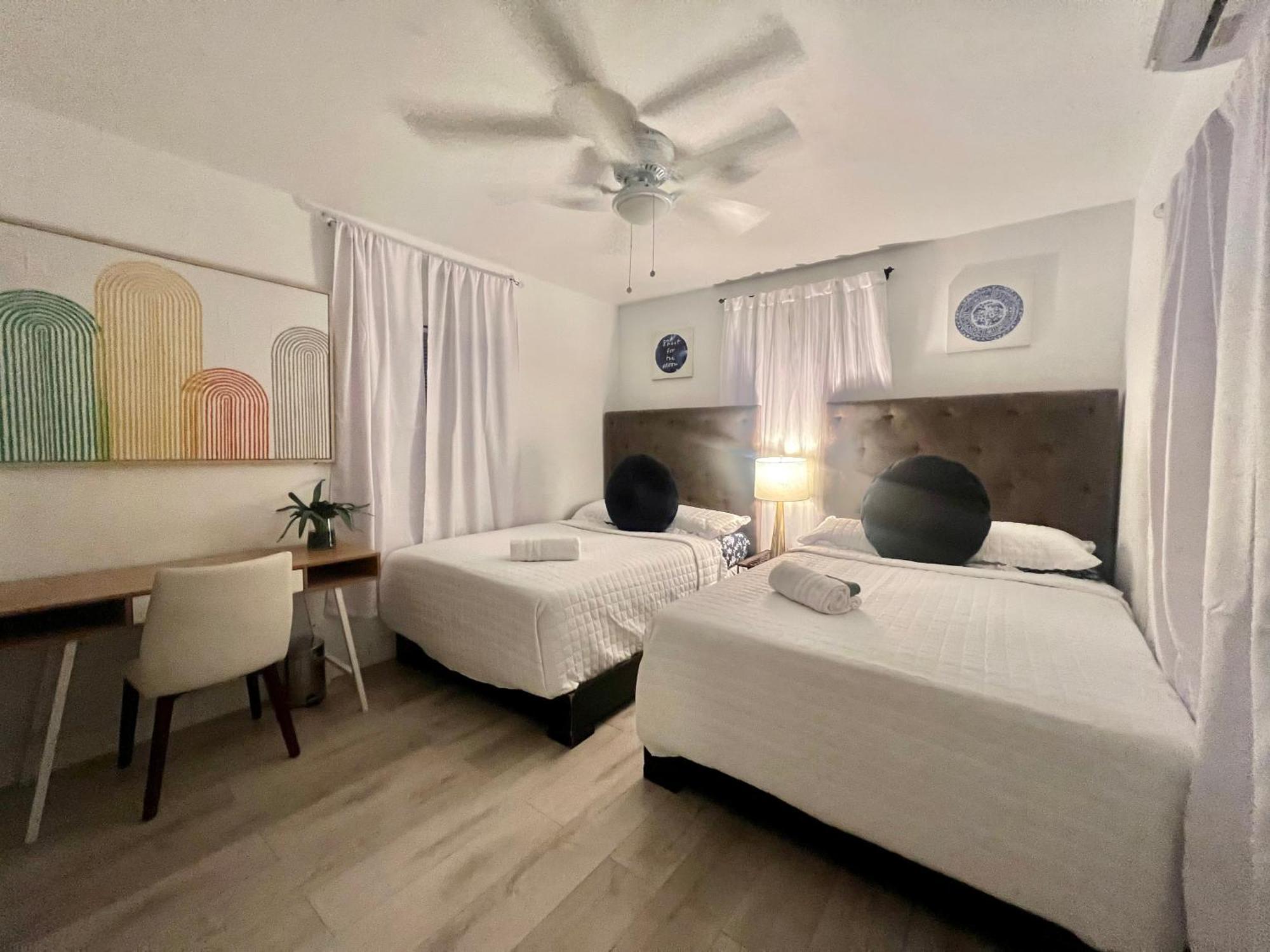 3 Seasons At The Carrington 3 Separate 2 Bedroom 1 Bathroom Apartments And A 3 Bedroom 2 Bathroom Villa Miami Esterno foto