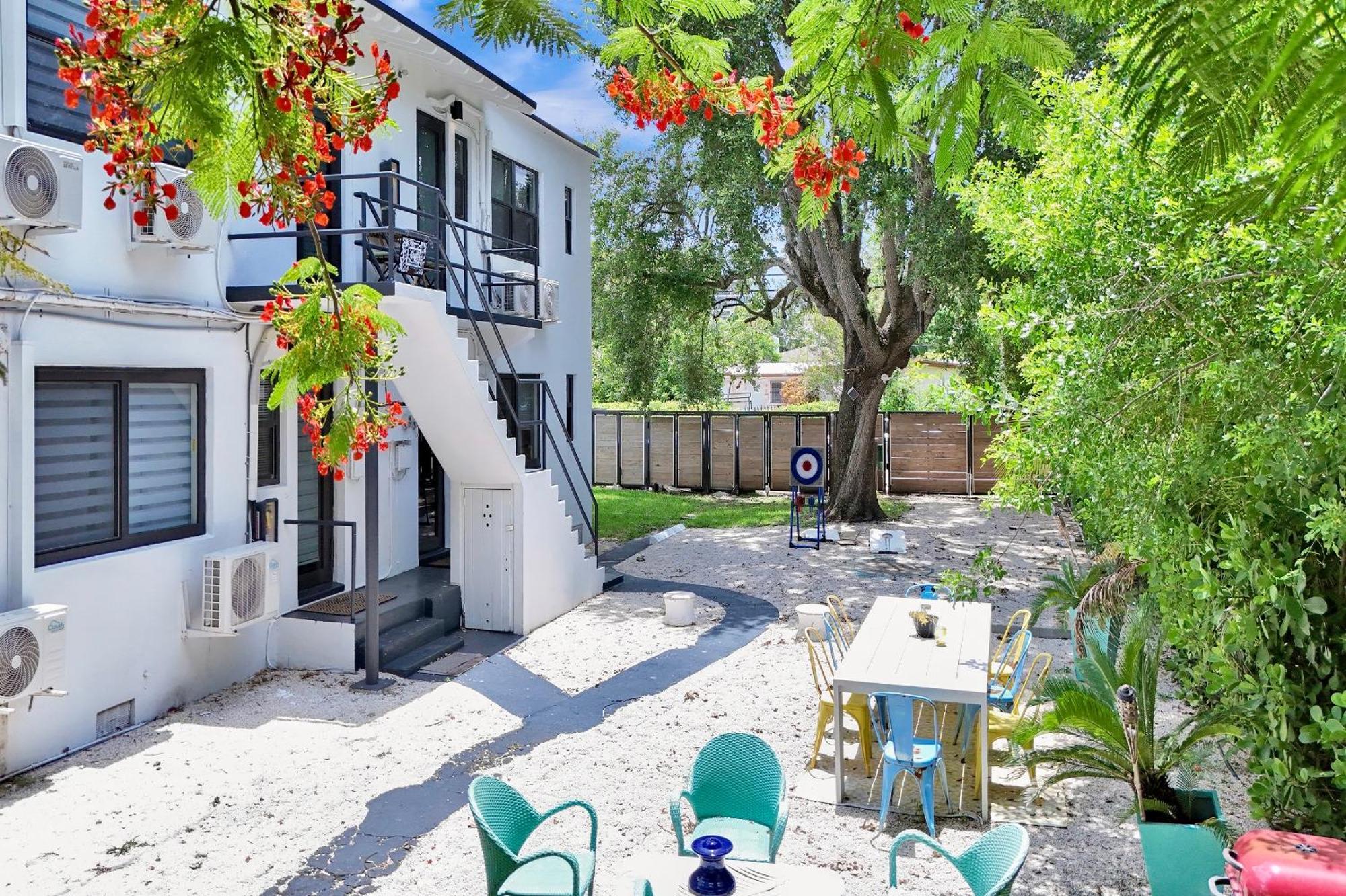 3 Seasons At The Carrington 3 Separate 2 Bedroom 1 Bathroom Apartments And A 3 Bedroom 2 Bathroom Villa Miami Esterno foto