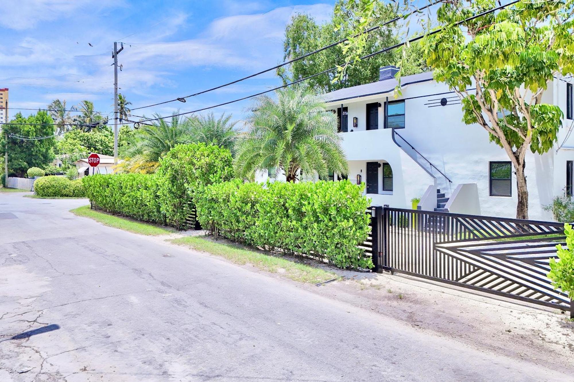 3 Seasons At The Carrington 3 Separate 2 Bedroom 1 Bathroom Apartments And A 3 Bedroom 2 Bathroom Villa Miami Esterno foto