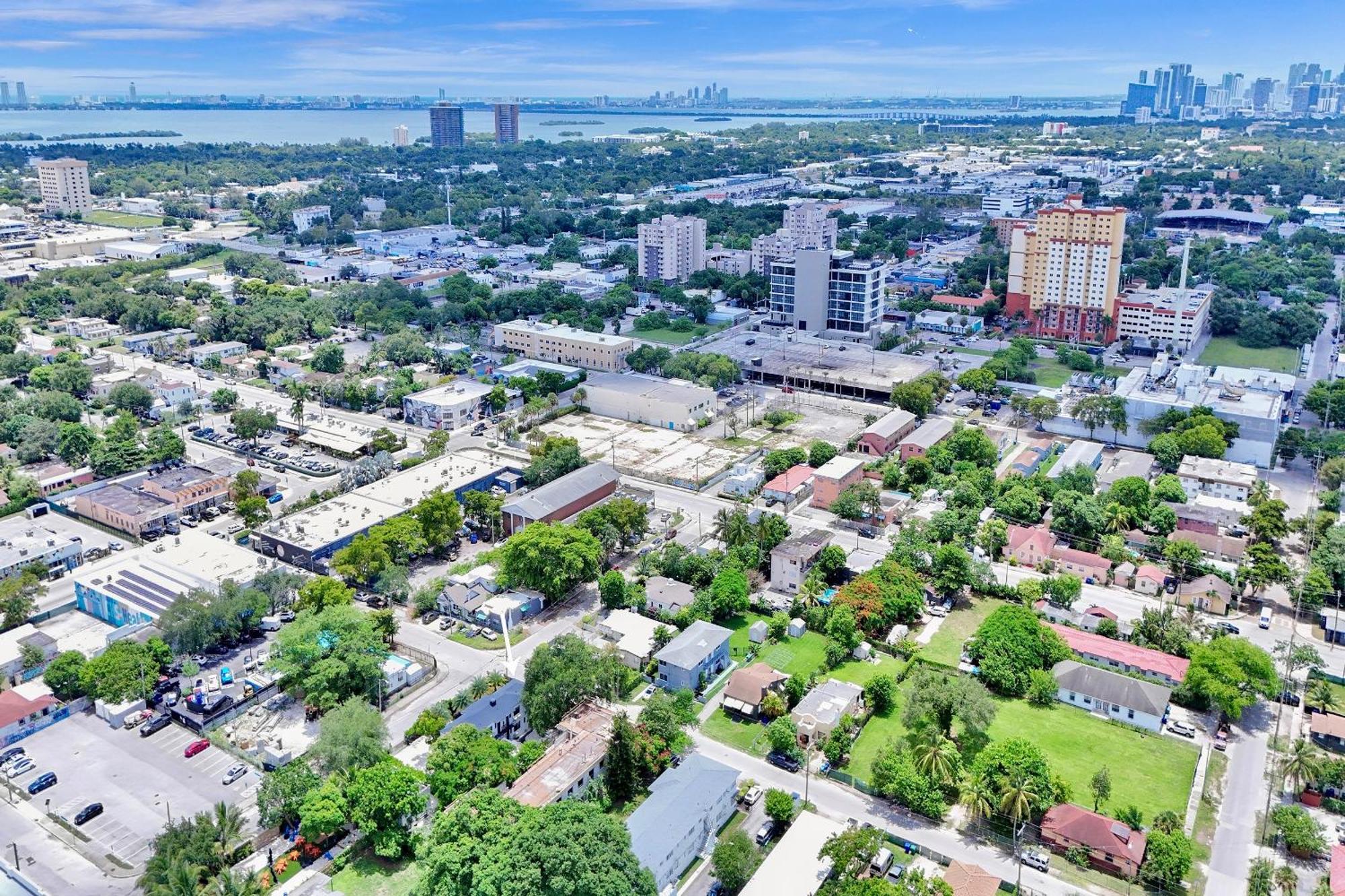 3 Seasons At The Carrington 3 Separate 2 Bedroom 1 Bathroom Apartments And A 3 Bedroom 2 Bathroom Villa Miami Esterno foto