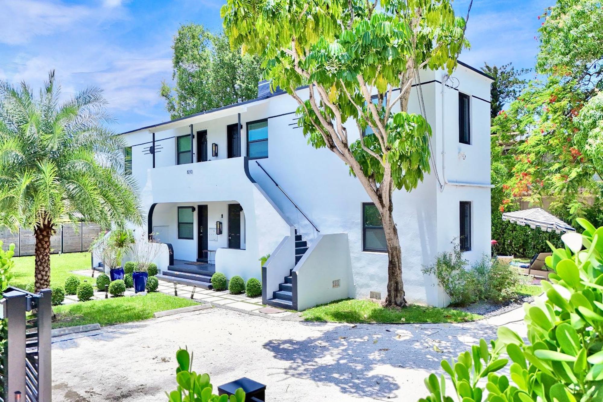 3 Seasons At The Carrington 3 Separate 2 Bedroom 1 Bathroom Apartments And A 3 Bedroom 2 Bathroom Villa Miami Esterno foto