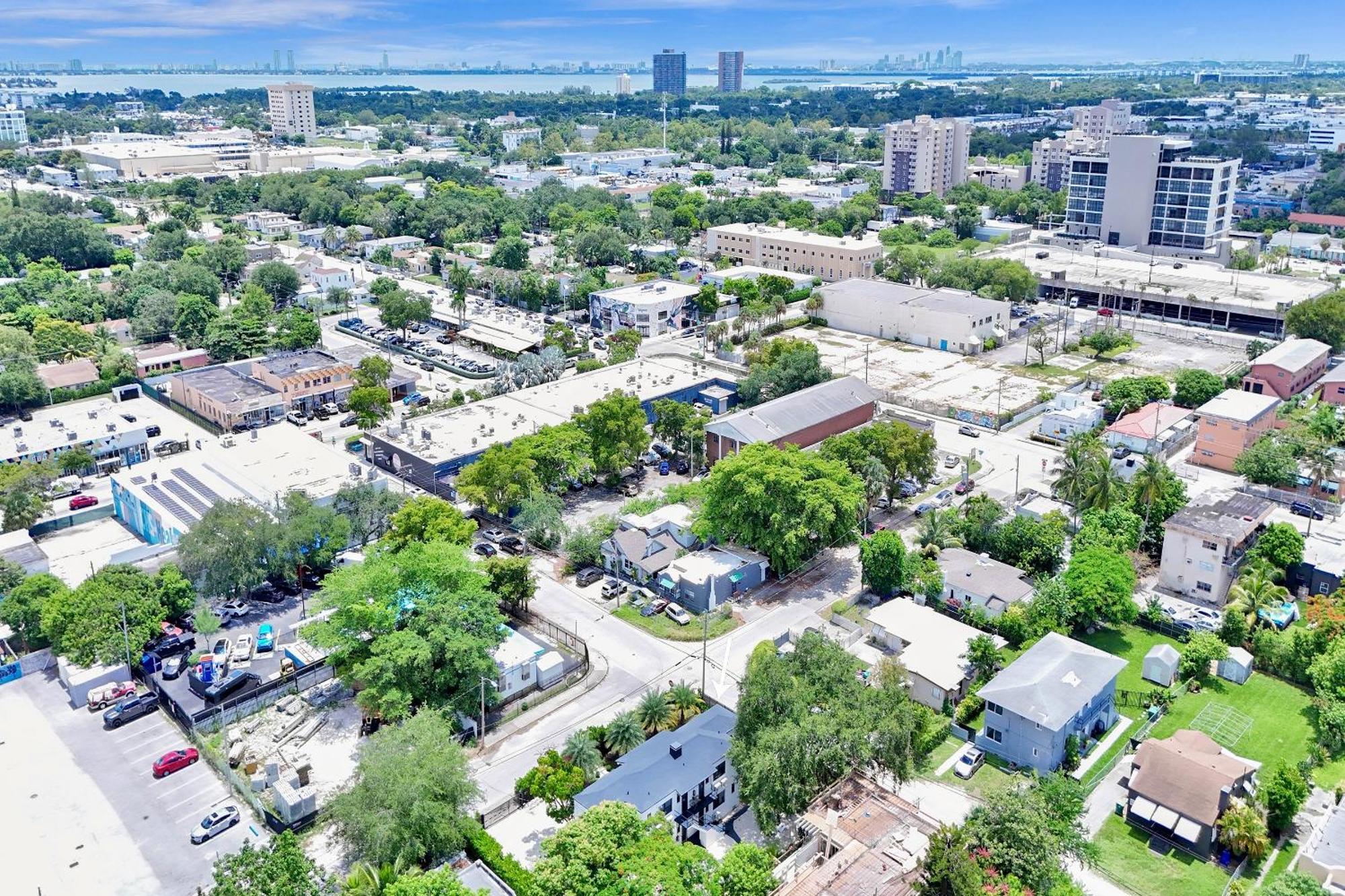 3 Seasons At The Carrington 3 Separate 2 Bedroom 1 Bathroom Apartments And A 3 Bedroom 2 Bathroom Villa Miami Esterno foto